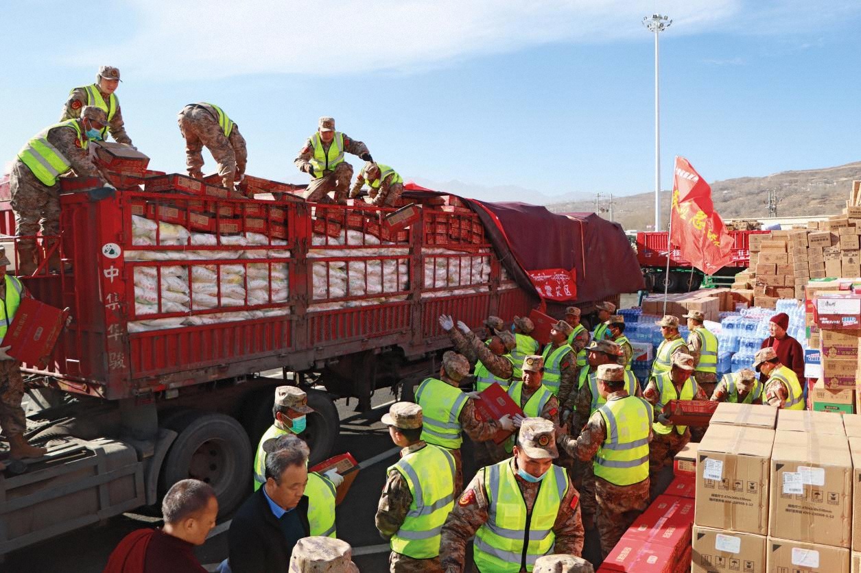 臨夏軍分區(qū)組織民兵遂行積石山縣6.2級抗震救災(zāi)任務(wù)4