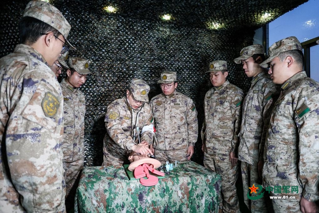 圖6：博士張洪鑫帶教基層軍醫(yī)