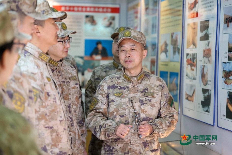 圖4：博士潘朝暉向博士團隊隊員講解部分醫(yī)療器械歷史