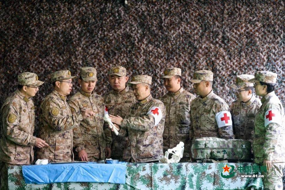 圖1：博士團隊共同研討病例