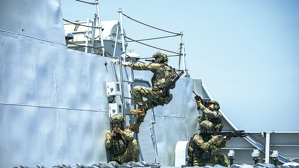 海天協(xié)同礪精兵——海軍第48批護(hù)航編隊(duì)開展反海盜演練速寫