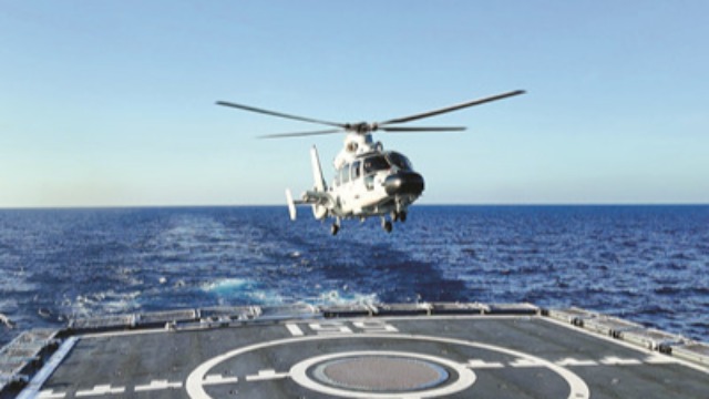海軍某支隊(duì)組織艦載直升機(jī)起降訓(xùn)練