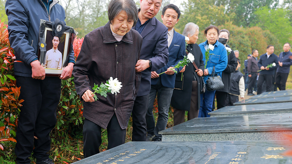 緬懷·英雄祭：跨越海峽，魂歸故里！陳琳烈士骨灰安葬故鄉(xiāng)