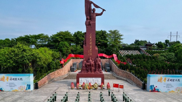 武警廣西總隊(duì)南寧支隊(duì)官兵赴革命烈士陵園開展祭掃活動