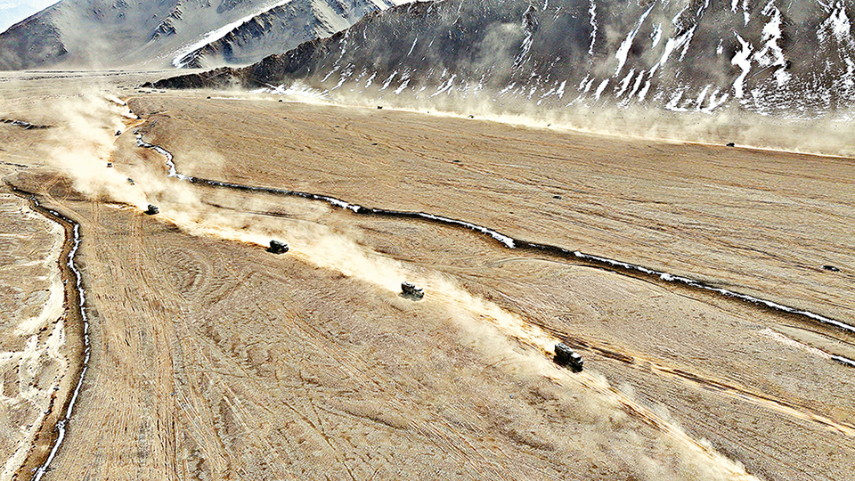 新疆軍區(qū)某團(tuán)組織駕駛訓(xùn)練