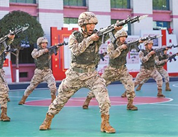 在習(xí)近平強軍思想指引下·奮進強軍路 打好攻堅戰(zhàn)丨紅色爐火熔鑄忠誠之魂