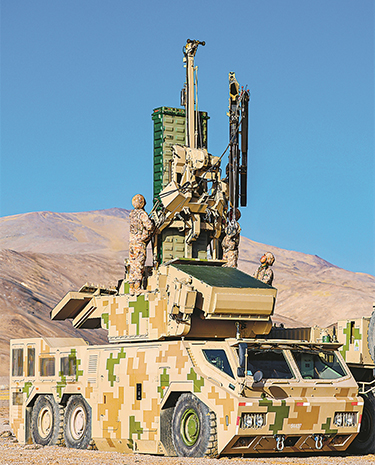 新疆軍區(qū)某團防空分隊實彈射擊訓(xùn)練影像