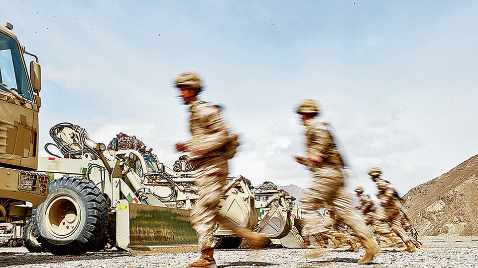 動若風(fēng)發(fā)鋪坦途——新疆軍區(qū)某部工程保障訓(xùn)練影像