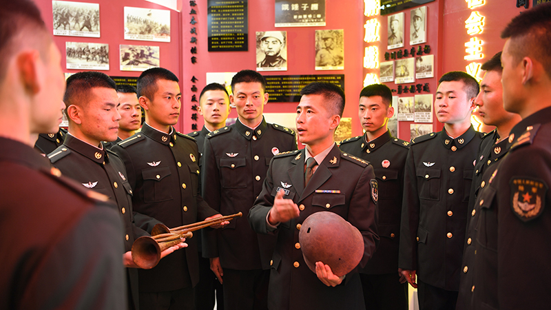 楊德龍為官兵講紅色故事。