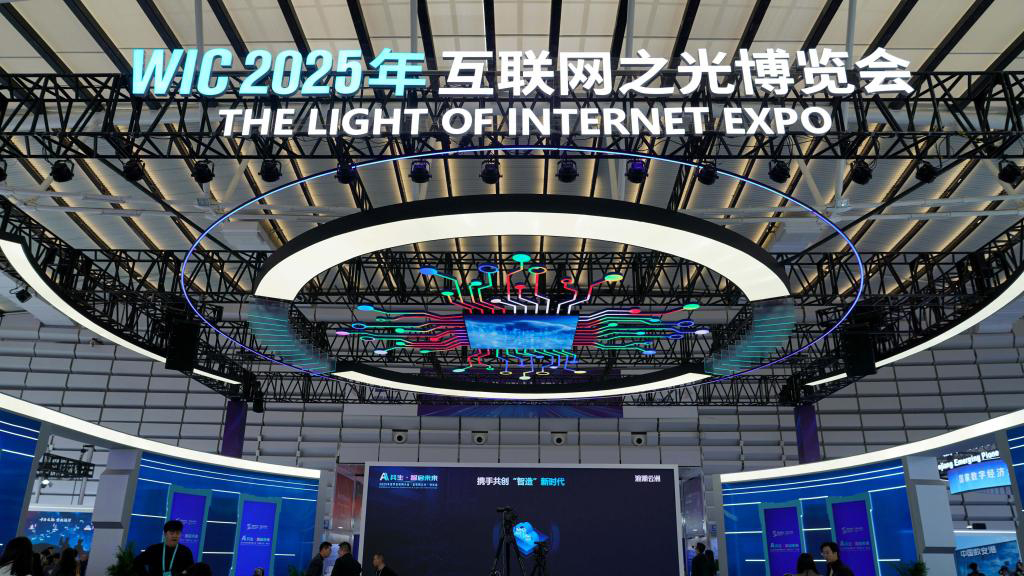 在水鄉(xiāng)烏鎮(zhèn)，感受照耀未來(lái)的“互聯(lián)網(wǎng)之光”