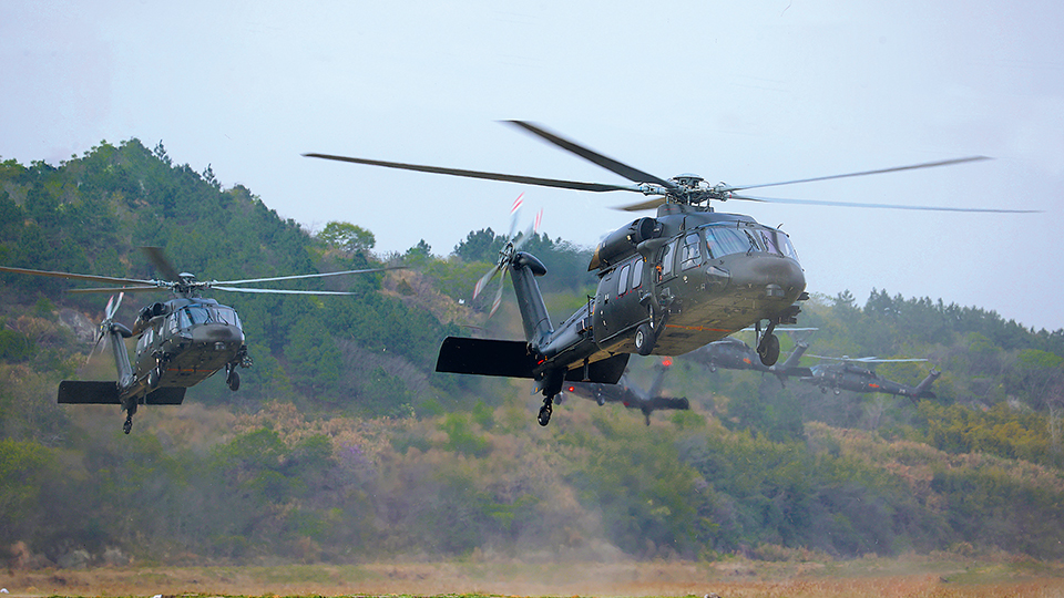 立體突擊錘煉硬功！陸軍某旅聯(lián)合友鄰部隊(duì)開展實(shí)戰(zhàn)化訓(xùn)練