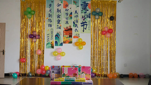 河?xùn)|辦興盛社區(qū)新時(shí)代文明實(shí)踐站開展“菊香糕暖話重陽 相聚歡歌樂滿堂”重陽節(jié)活動(dòng)