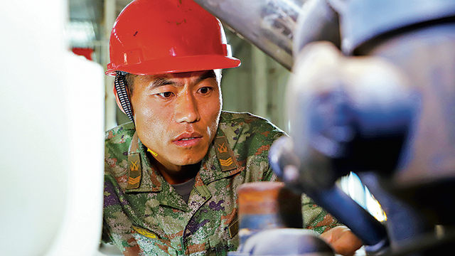 追尋駐疆某部二級軍士長雷耀明的奮斗足跡：在戈壁荒原點(diǎn)亮青春