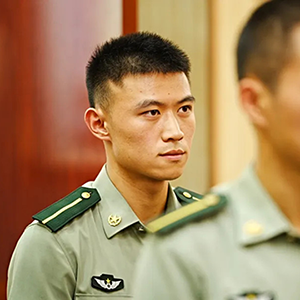 “最美新時(shí)代革命軍人”重返母校，“偶像”光環(huán)爆棚！