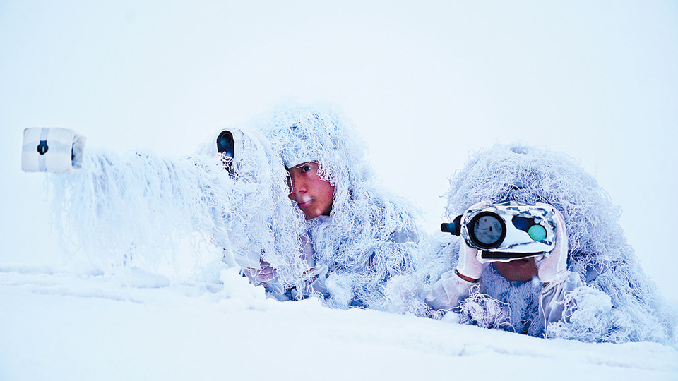 新疆軍區(qū)某團(tuán)“鋼鐵堡壘英雄連”嚴(yán)寒條件下潛伏狙擊訓(xùn)練見(jiàn)聞