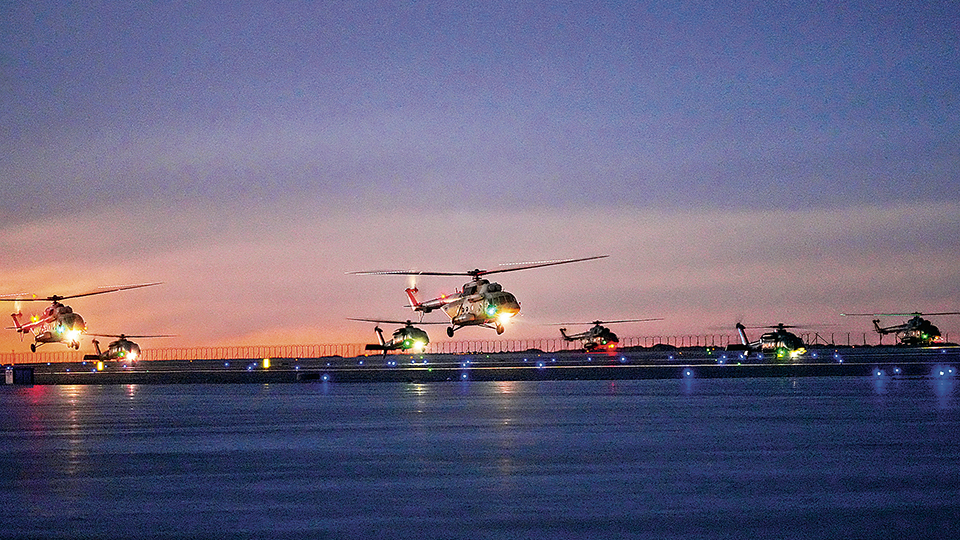 第76集團(tuán)軍某旅直升機(jī)實(shí)彈射擊訓(xùn)練影像