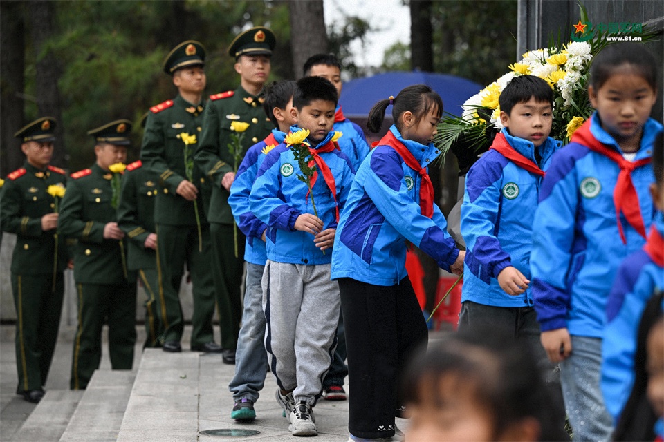 圖4：2026年3月26日，安徽肥東，在安徽省肥東縣茶壺山烈士陵園，武警官兵與學(xué)生向革命烈士敬獻(xiàn)鮮花。
