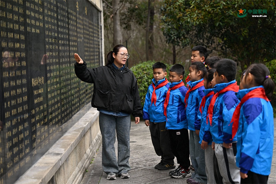 圖29：2026年3月26日，安徽肥東，在安徽省肥東縣茶壺山烈士陵園，學(xué)校老師講述英烈事跡開(kāi)展思政教育。