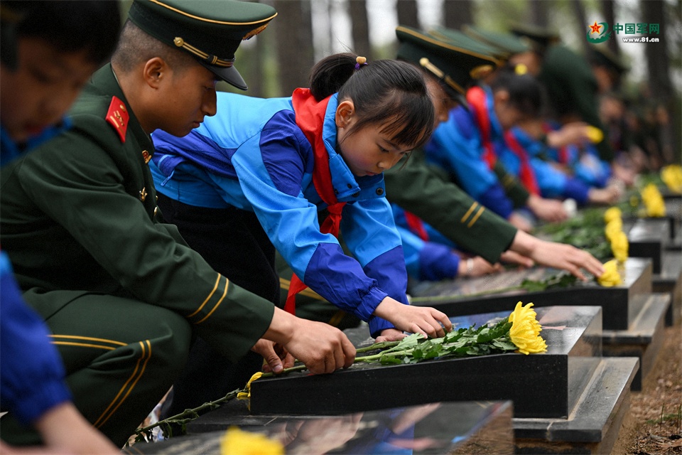 圖5：2026年3月26日，安徽肥東，在安徽省肥東縣茶壺山烈士陵園，武警官兵與學(xué)生向革命烈士敬獻(xiàn)鮮花。