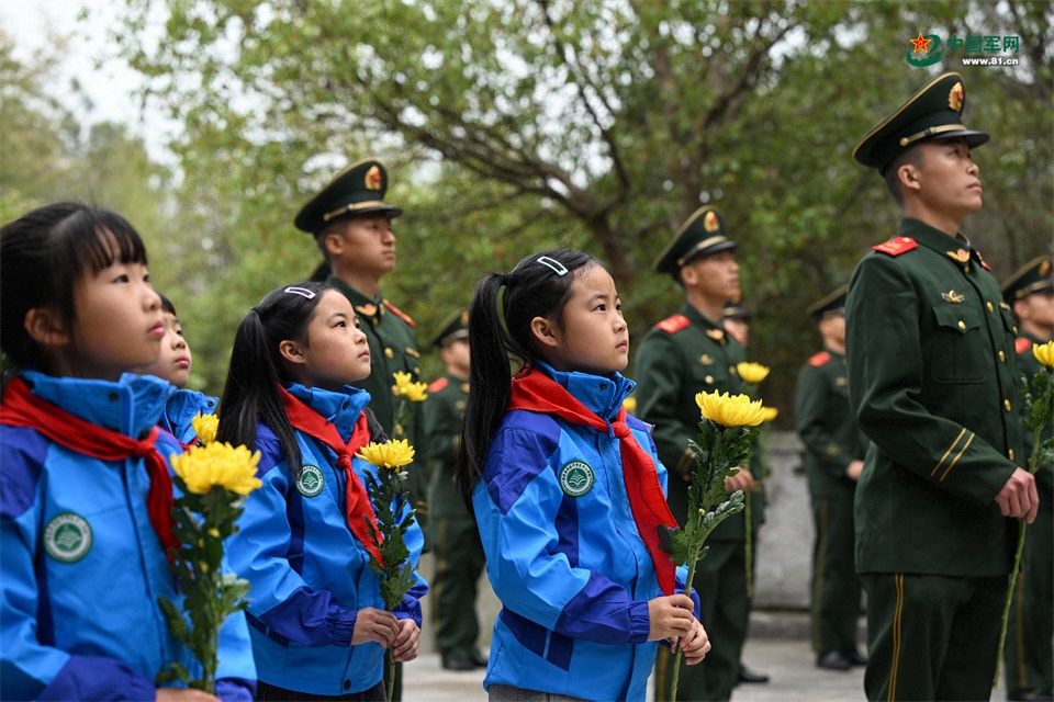 圖1：2026年3月26日，安徽肥東，在安徽省肥東縣茶壺山烈士陵園，武警官兵與學(xué)生緬懷英烈，表達(dá)哀思。