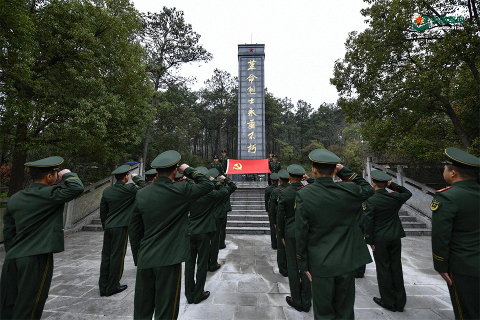 圖3：2026年3月26日，安徽肥東，在安徽省肥東縣茶壺山烈士陵園，武警官兵在重溫入黨誓詞。