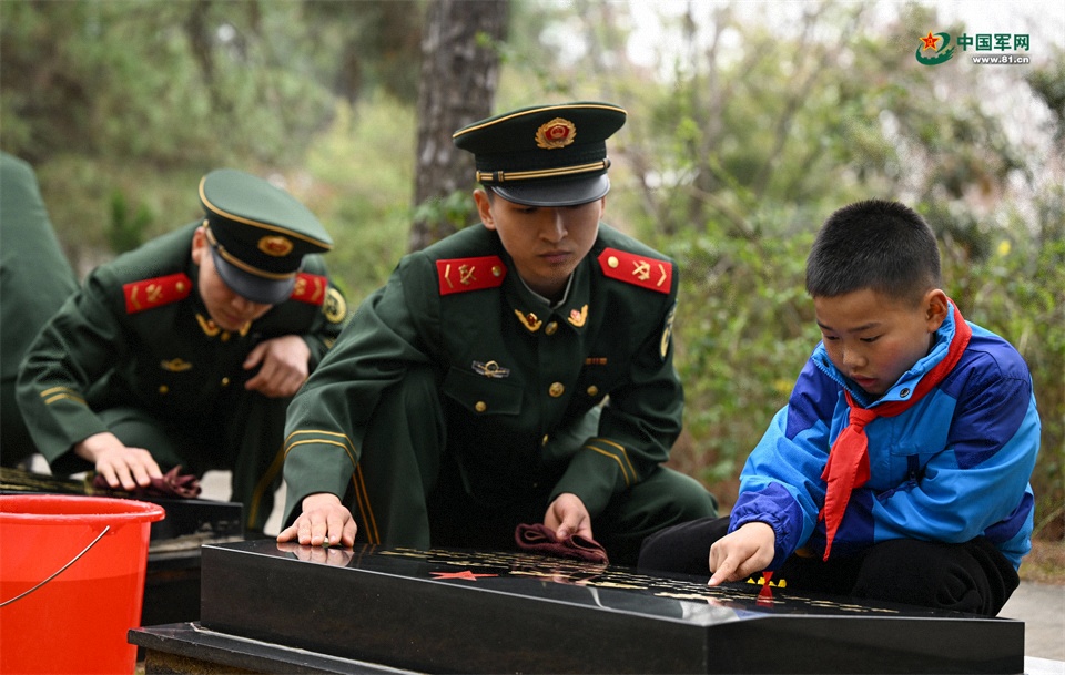 圖28：2026年3月26日，安徽肥東，在安徽省肥東縣茶壺山烈士陵園，一名學(xué)生在學(xué)習(xí)英烈事跡。