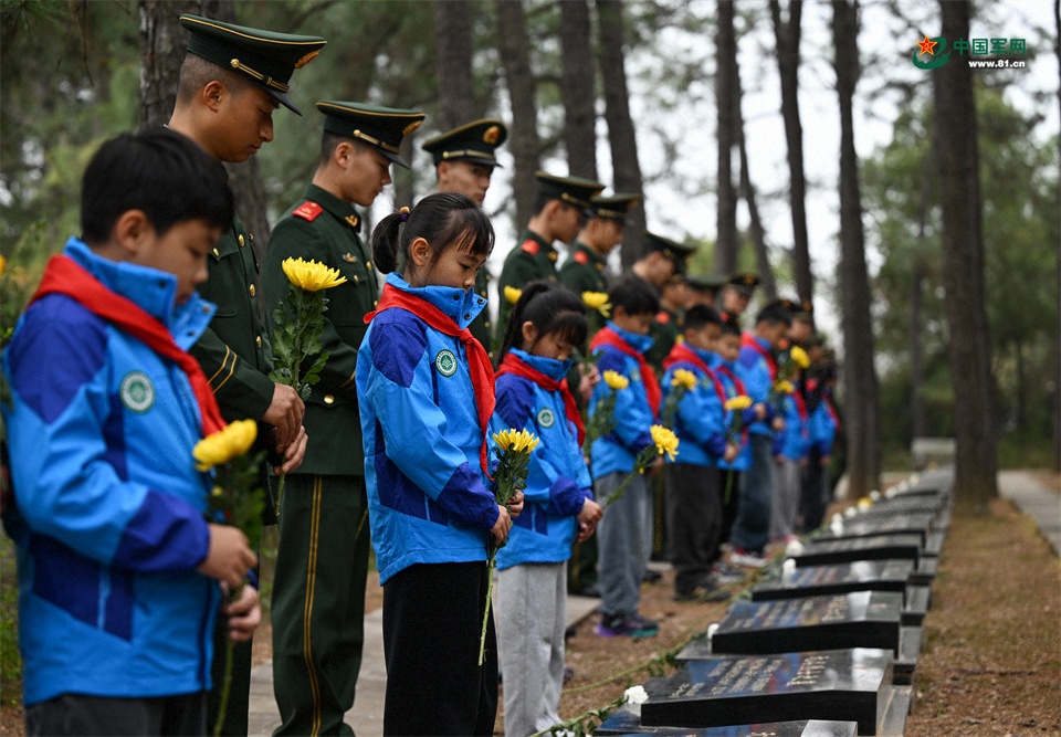 圖2：2026年3月26日，安徽肥東，在安徽省肥東縣茶壺山烈士陵園，武警官兵與學(xué)生緬懷英烈，表達(dá)哀思。
