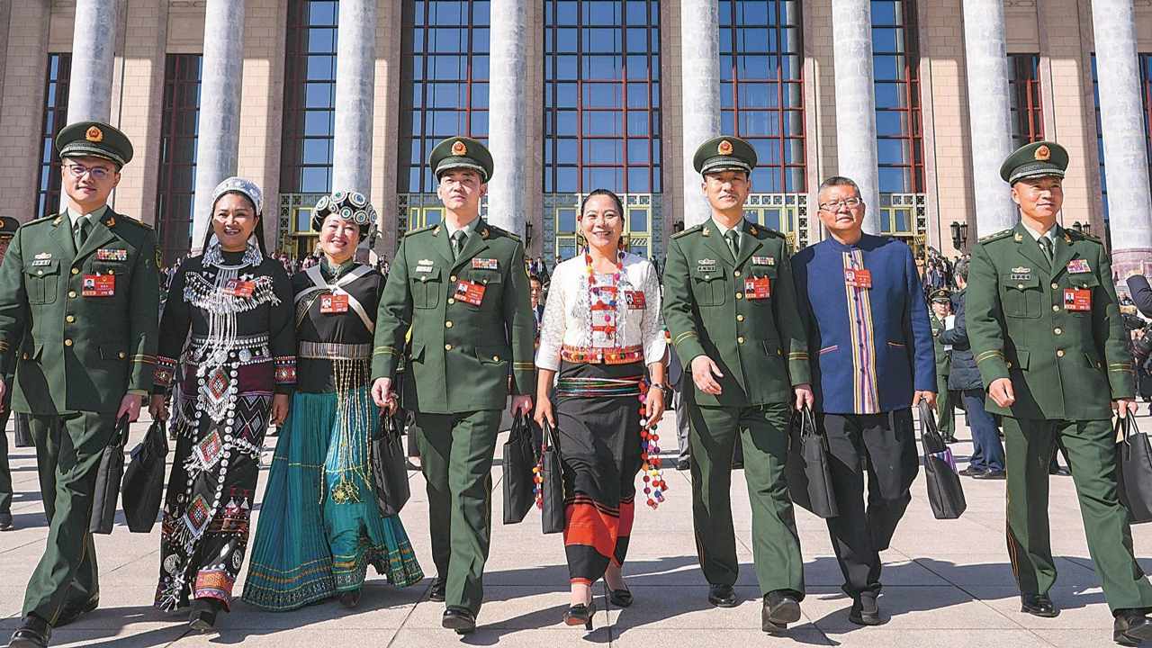 春潮涌動氣象新 奮楫揚(yáng)帆正當(dāng)時——參加全國兩會的軍隊(duì)代表委員履職盡責(zé)、參政議政影像