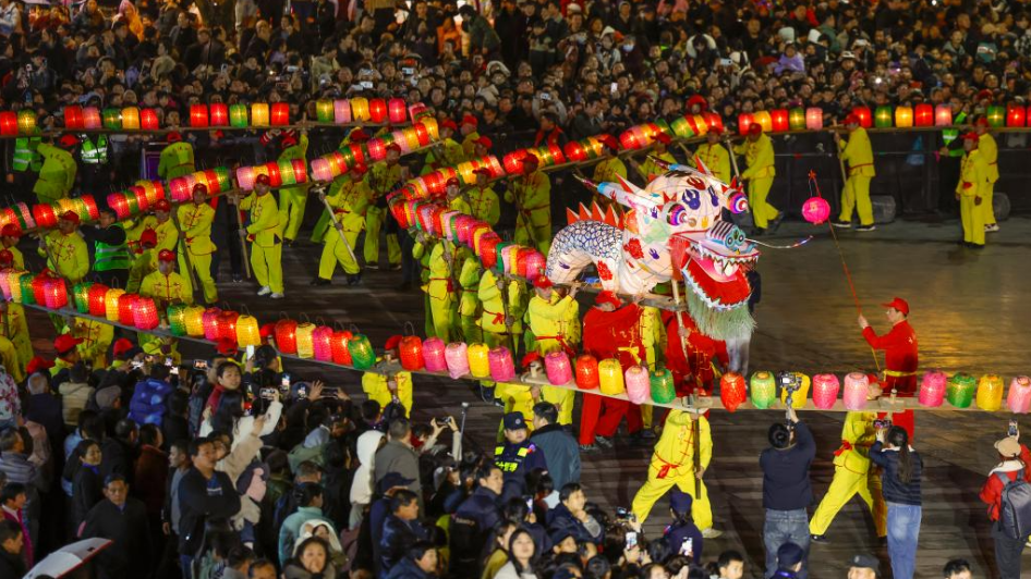 板凳龍舞靚古城 流光溢彩迎元宵